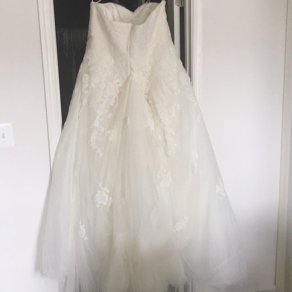 Breathtaking Pronovias Couture Wedding Gown - Picture 4 of 8